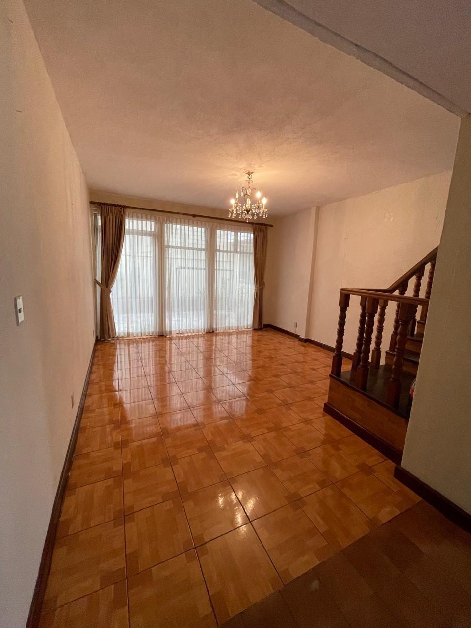 Vendo casa en Prados de Monte María zona 12. Dentro de garita, para vivienda u oficina a puerta cerrada — foto 1 de 6