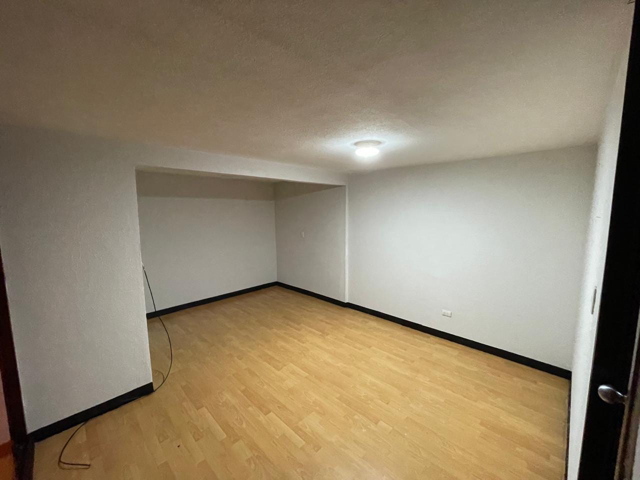 Vendo casa en Prados de Monte María zona 12. Dentro de garita, para vivienda u oficina a puerta cerrada — foto 3 de 6