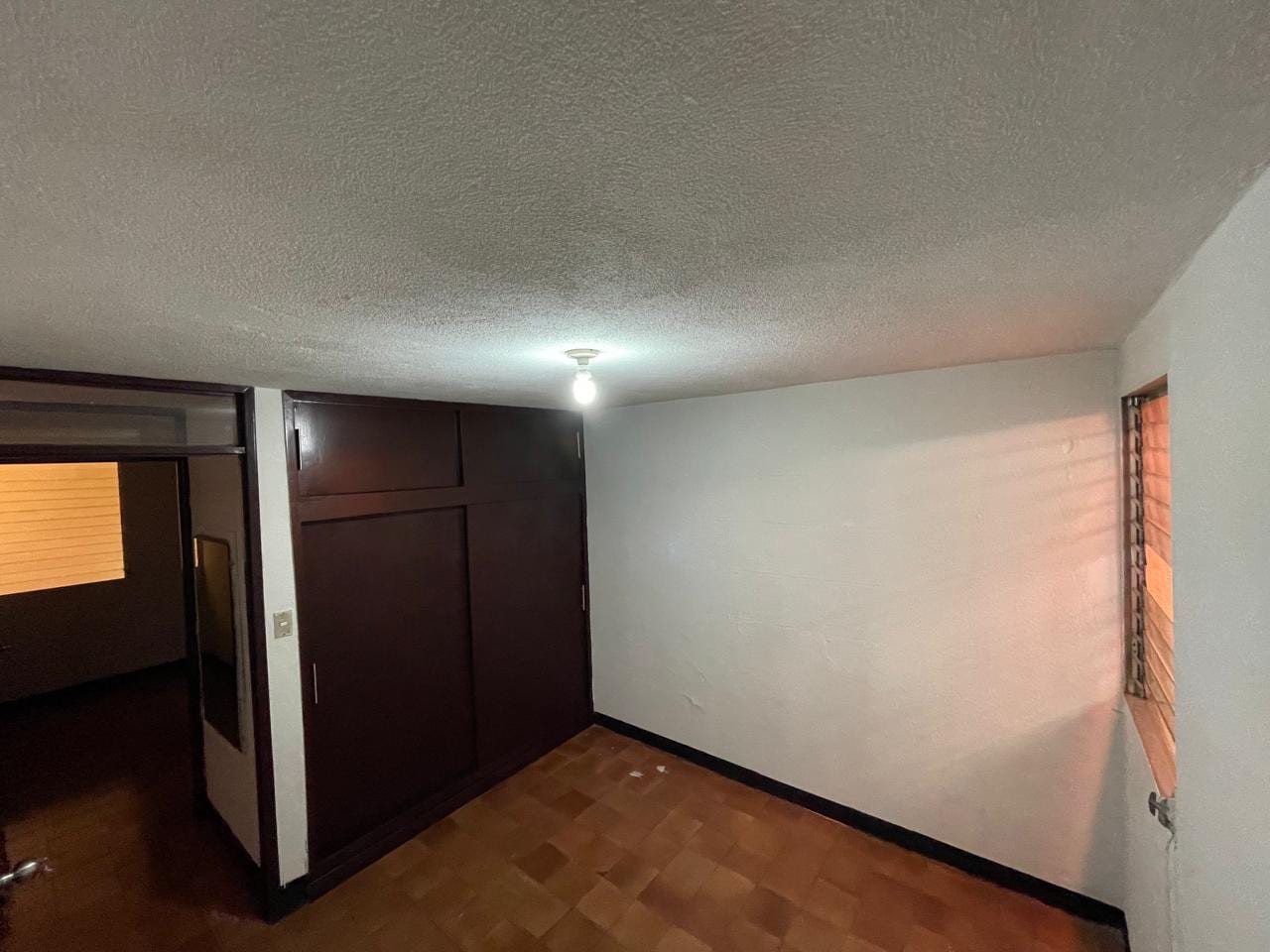 Vendo casa en Prados de Monte María zona 12. Dentro de garita, para vivienda u oficina a puerta cerrada — foto 4 de 6