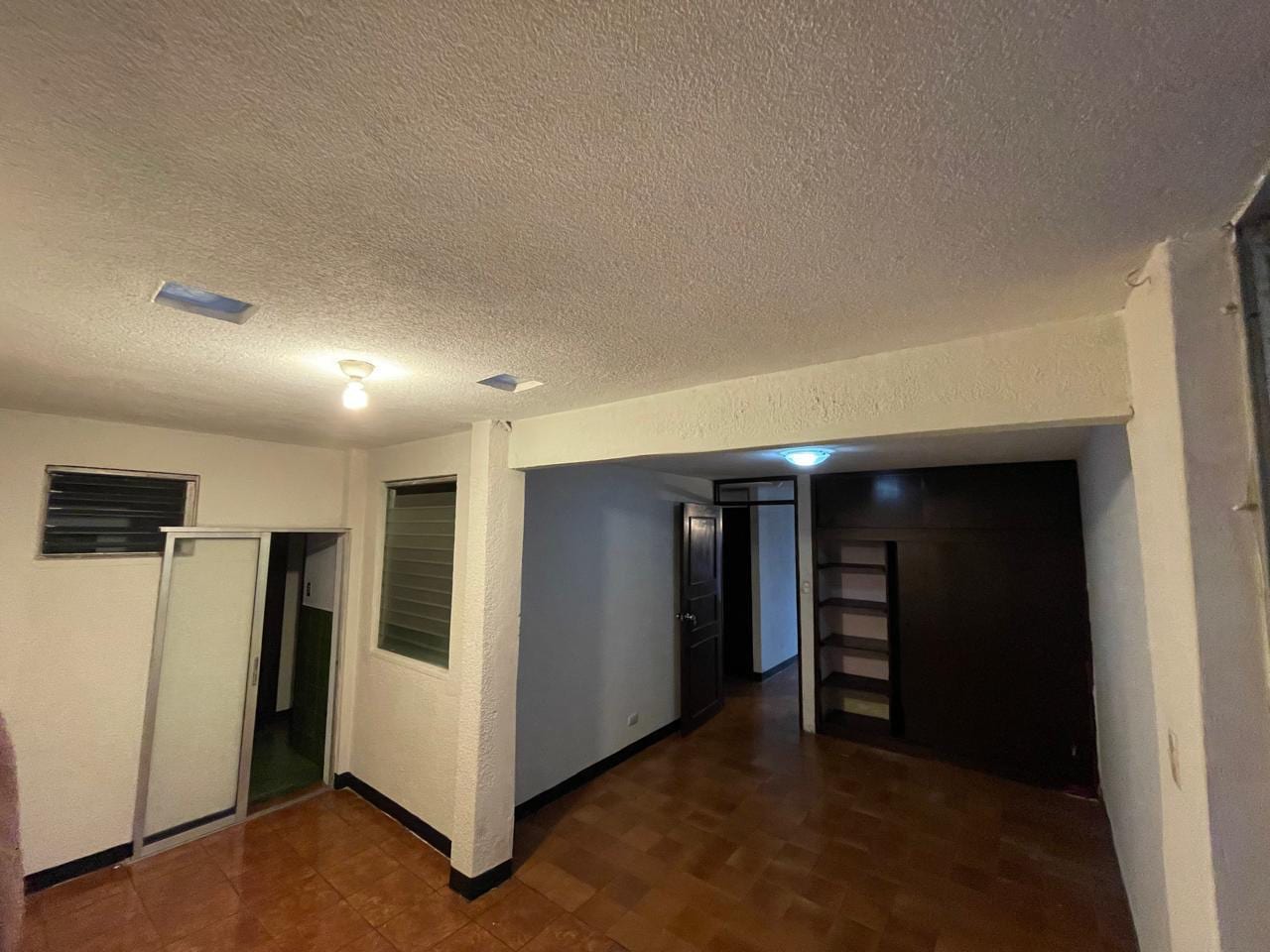 Vendo casa en Prados de Monte María zona 12. Dentro de garita, para vivienda u oficina a puerta cerrada — foto 5 de 6